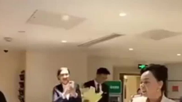 公司领导考验做前台的小伙子 这小伙子的回答让领导很开心