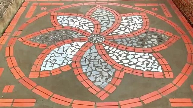 如此有创意的地面砖头铺贴还是头一回见，真是高手在民间啊！！