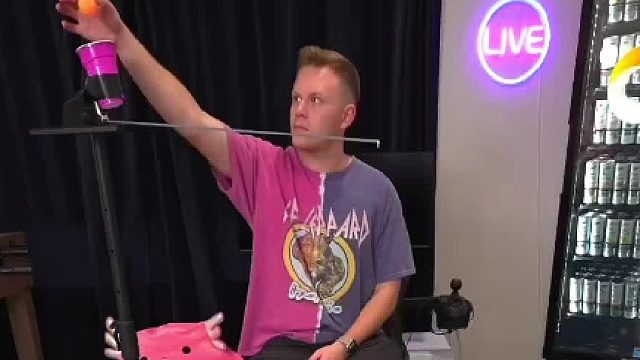 乒乓球反弹入纸杯