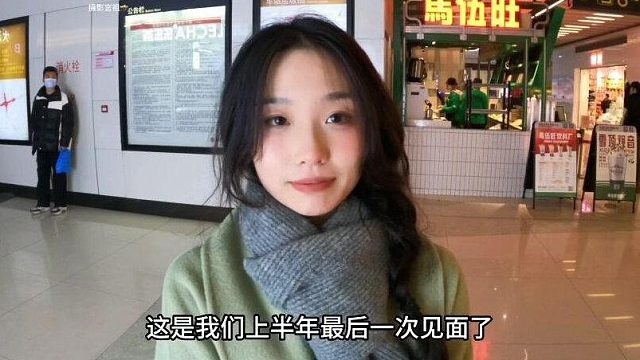 你们有没有发现她变了很多。这是她笑的最多的一次。原谅我又尬聊了，其实我也是i人