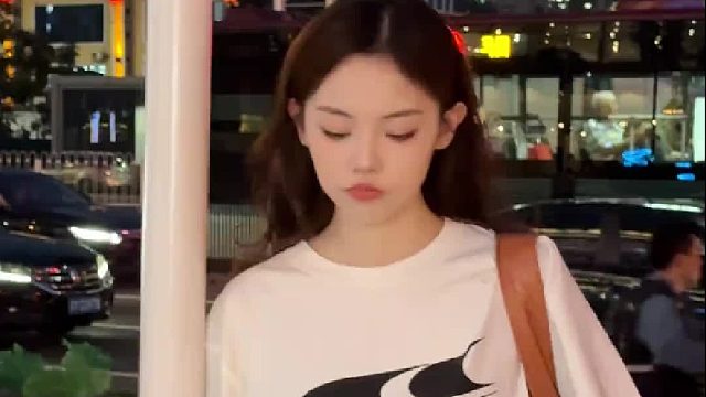 吵着说讨厌夏天的蚊子 其实还是希望夏天可以停留久一点，可是秋天也要来了