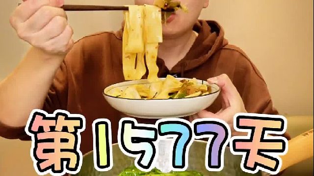 连续吃泡面第80天 小狗狗也没法笑着走出理发店