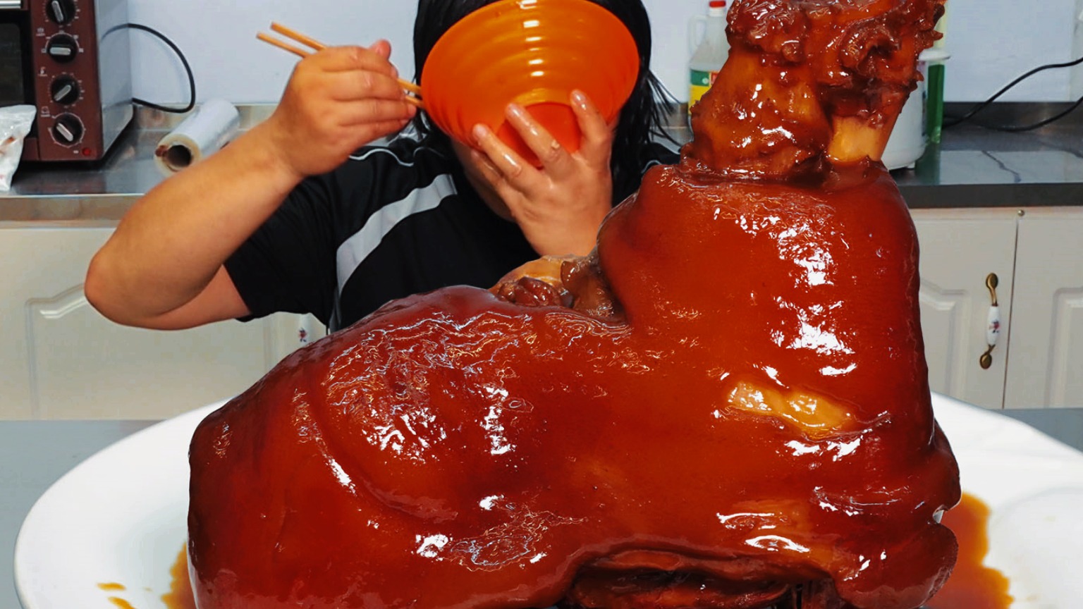 好吃不过肘子，做个“红烧肘子”解解馋，肥瘦相间，香而不腻