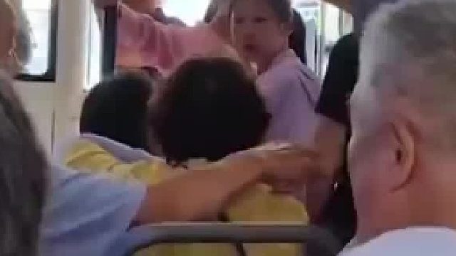 老人坐公交同伴没座位怒骂年轻人：你不要脸！是外国种，非洲的野人！年轻人：我有事今天！