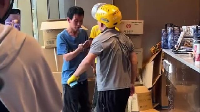 外卖小哥因催单引店内客人不满，发生口角后双方大打出手
