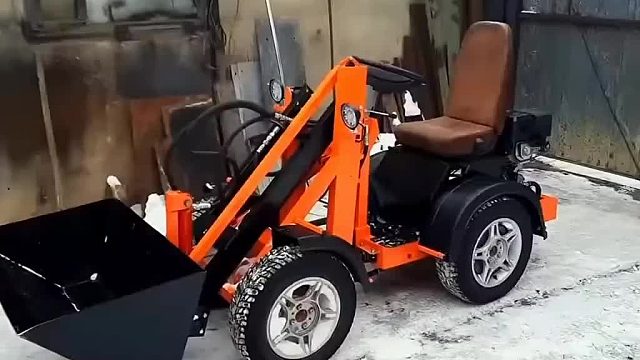 农村大叔利用旧车的零件打造出一款多功能的铲车，真是高手在民间