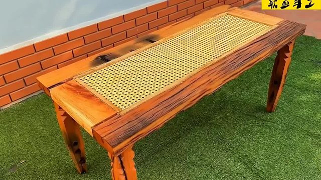 农村小伙花500买来路边的两根朽木，一番精细打造出一款创意餐桌