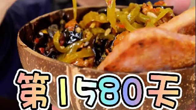 连续吃泡面第83天 连续吃泡面第83天，在厨房忙活了大半天的葛师傅决定点一个外卖
