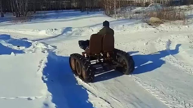 农村大叔利用废旧车上的零件竟然打造出一辆雪地履带车，太厉害了！