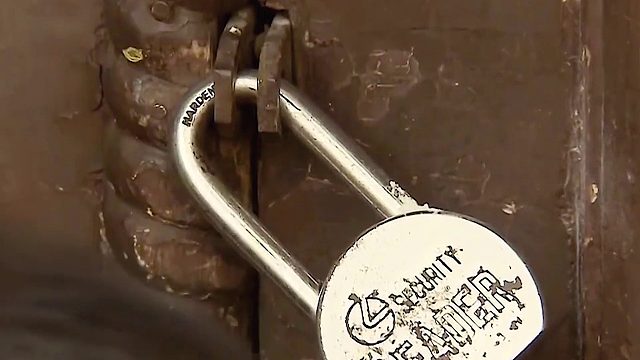 男人每次出门前都会在门锁上洒上面粉