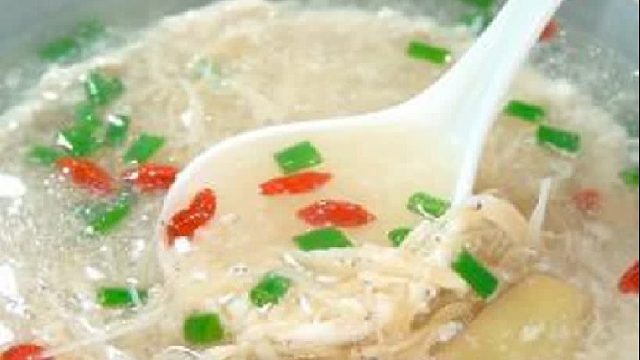 天热容易上火多给家人做这道银鱼肉饼汤，简简单单好喝又营养