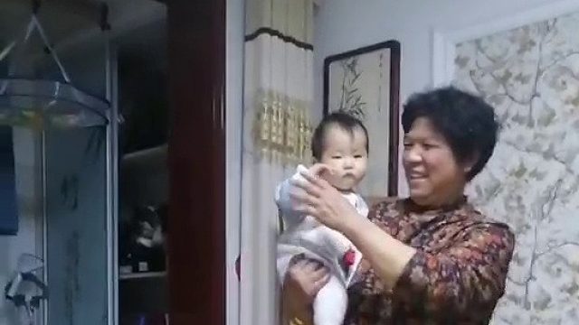 糖糖第一次跟着爷爷奶奶学“拜拜”