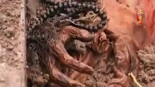 湖北出土不腐女尸，手持佛珠身盖黄金佛经被，专家吓得连连后退