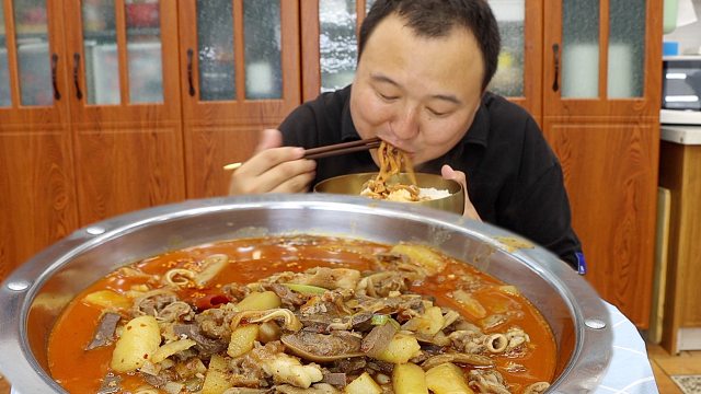 岳父送来2副羊下水，阿强做内蒙羊杂碎，一口下去，满口肉香。