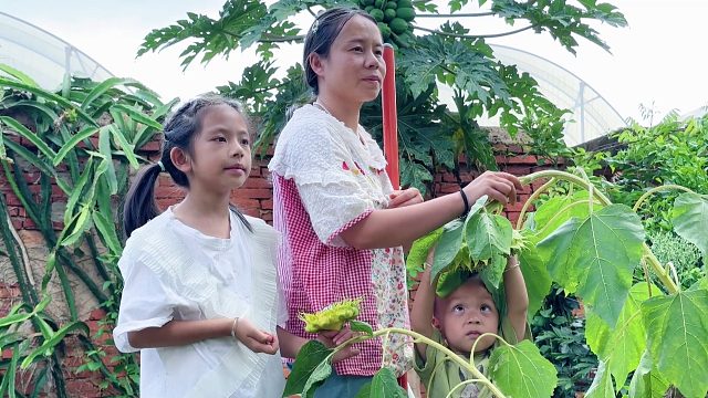 一家四口在农村，简单平凡的生活，平淡却不失幸福