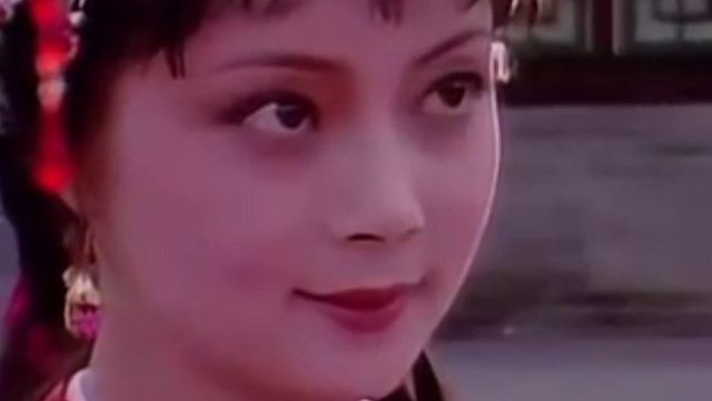 她就站在那里笑着听完自己的结局