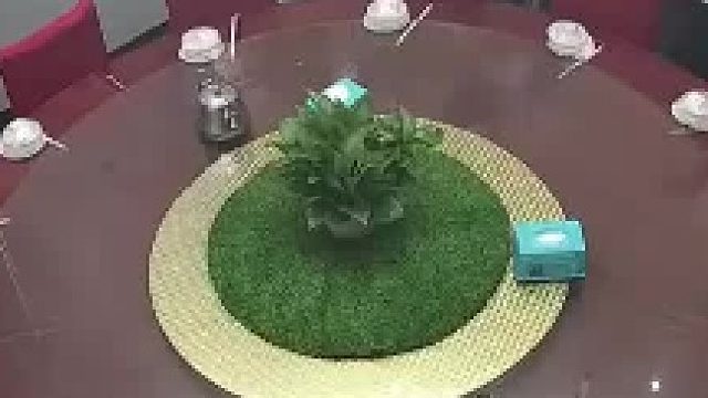 男子进包厢摸了一下桌子，没想到玻璃瞬间爆裂