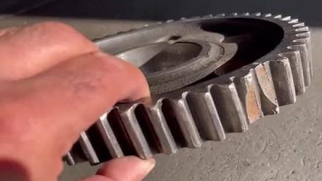 巴铁师傅维修崩开的齿轮全过程