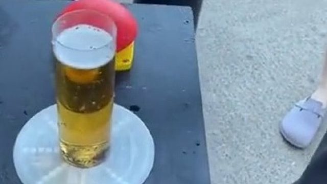 小伙街头挑战喝啤酒，不到三秒喝完一杯啤酒