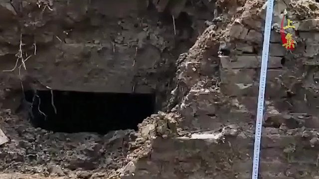 村民挖出7座坟墓，墓中惊现“大眼怪人”，此后村民家怪事不断！