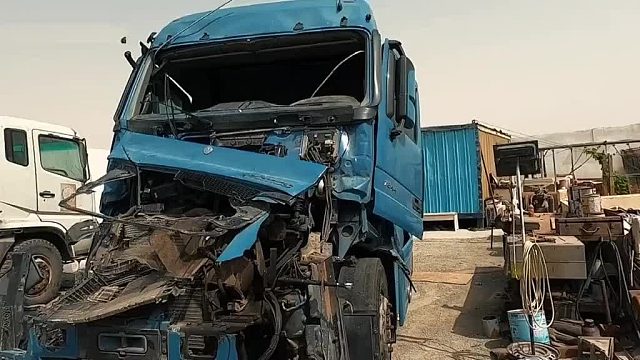 巴铁师傅维修事故奔驰卡车全过程