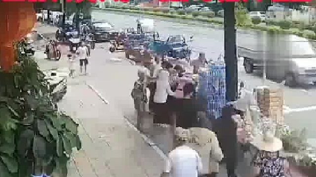 店铺门口摆放物品突然聚集很多村民，莫名其妙“进货式”哄抢。工作人员大声呵斥却无人理会！