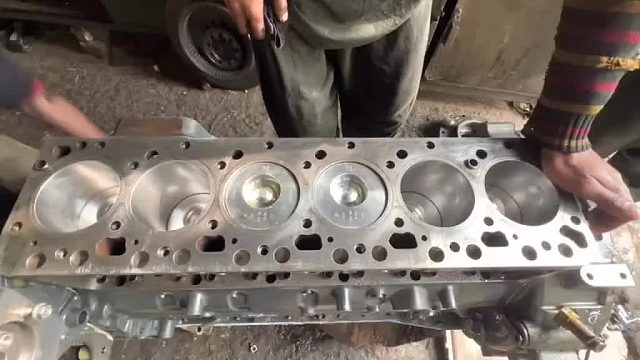 巴铁师傅维修装载机的发动机全过程