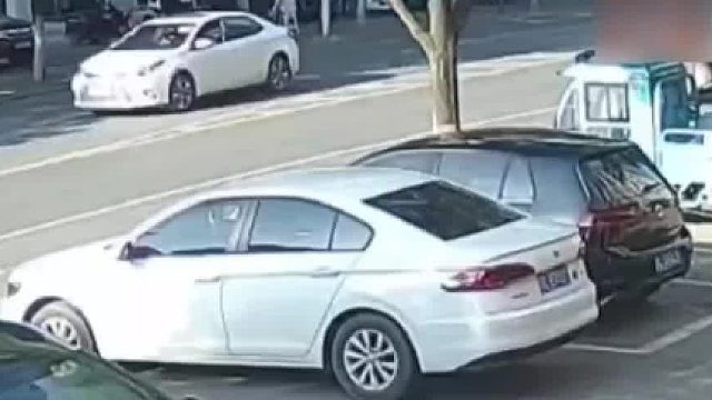 江苏镇江一8岁男孩在路边一脚易拉罐，家长赔了18万！