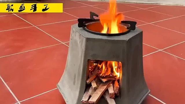 小伙利用一个花盆就制作出一个小巧实用的柴火炉，真是太厉害了！