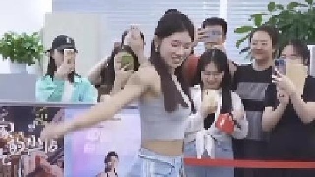吴艳妮化身“吴教练”！指导粉丝跨栏大秀舞蹈！ 