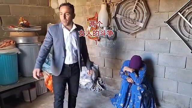 索拉嫁给了阿布只能住在仓库里，他接上燃气灶取暖，被法里巴给拔了，