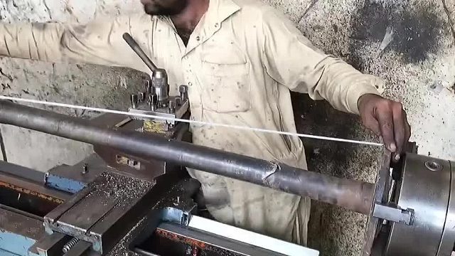 巴铁师傅维修断裂的卡车半轴全过程