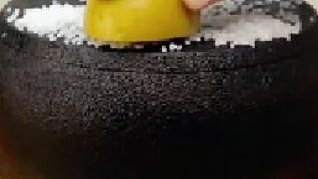 家里的铁锅烧黑了不要丢，教你几招轻松应对！