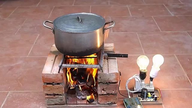 铁架缠绕一些铜线后用大火烘烤竟然能发电？真是太不可思议了！