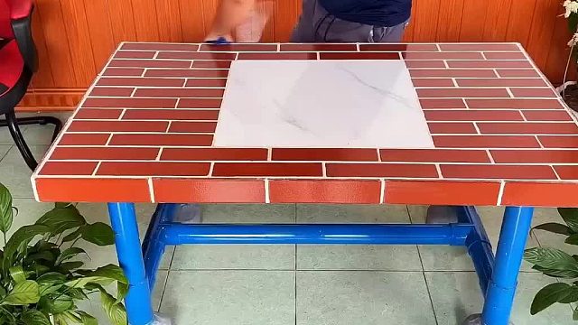 农村小伙用瓷砖水泥和PVC管制作出非常漂亮的餐桌，真是太实用了