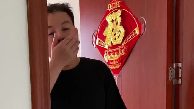 熬夜打游戏睡到中午，老婆却一大早就开始做家务，感觉真对不起她