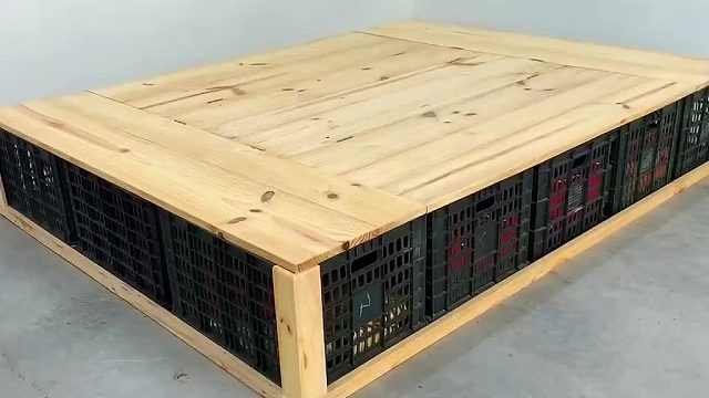 农村师傅废物利用塑料筐制作一款可以收纳的大床，真是太棒了！