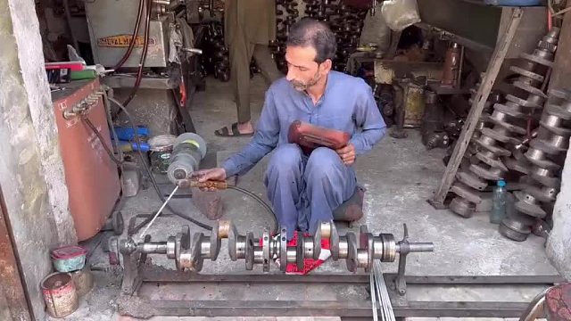 巴铁师傅维修断裂的发动机曲轴全过程