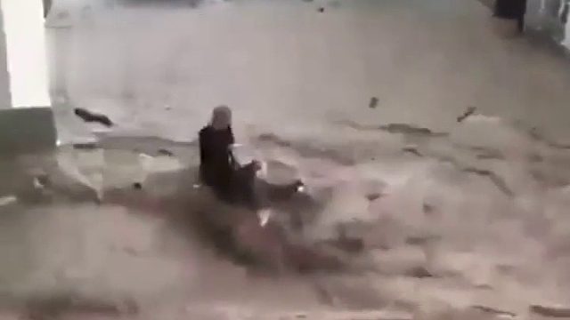 一对夫妇被洪水卷走，丈夫不离不弃死死拽住妻子，邻居毫不犹豫救人，为他们生死边缘不离不弃点赞