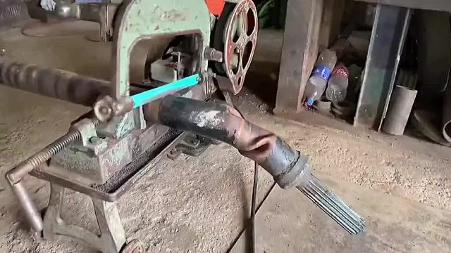 巴铁师傅维修空心的卡车传动轴全过程