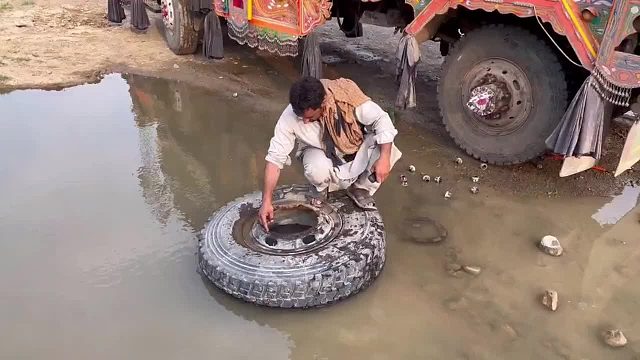 巴铁师傅维修破损的卡车轮辋全过程