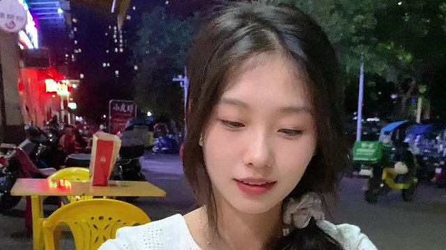 她陪你吃路边摊 不是她只配吃路边摊