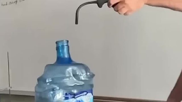 这个大气压强的现象真的太绝了，看着真的特别神奇啊 ​