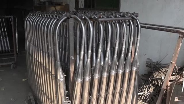 巴铁师傅在简陋作坊内制作摩托车消音器全过程