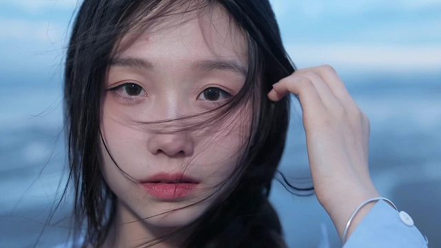 把她弄哭了，去看海才哄好