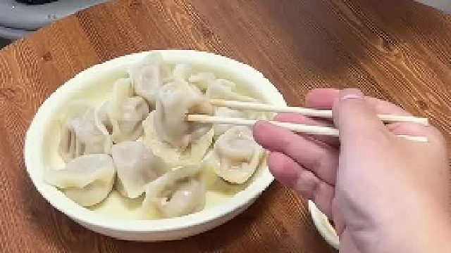 狗：不行不行，他有的我也要有。 太可爱了，毛孩子，加油！