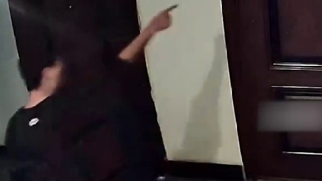 邻居因噪音问题争执，男子往其房门踹了几脚，女子出门与其对峙