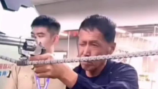男子带退伍43年的父亲来射击馆连续射击五枪，枪枪十环！