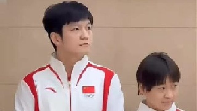 樊振东全红婵同框好有爱！就像哥哥带着妹妹！ 