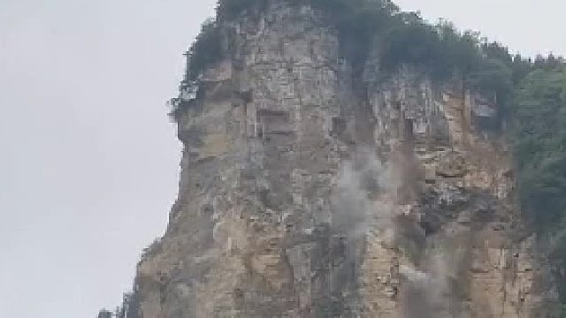 这不是山体滑坡，而是整个山崖在瞬间掉落，挺壮观震撼，也但愿没有人员伤亡